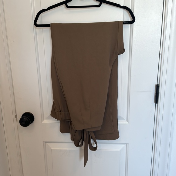 HALARA HIGH WAISTED SIDE TIE INVISIBLE ZIPPER WIDE LEG PANT LARGE - Picture 5 of 9